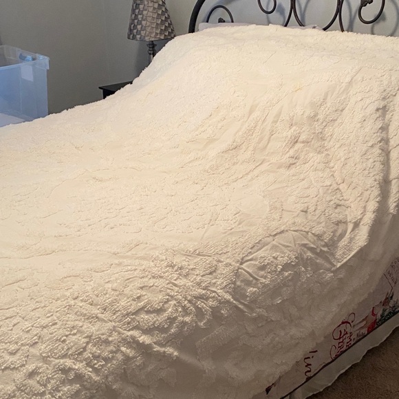 Elegant White Textured Quilt with matching pillow slips. - Picture 2 of 2